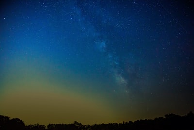 山在繁星闪烁的夜晚,
